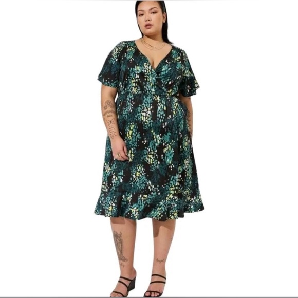 Torrid Midi Bubble Charm Flutter Sleeve Wrap Dress size 4 / 4x - Picture 1 of 11
